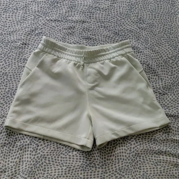 Lululemon Women's Softstreme HR Short 4" KOGR Size 6 - Picture 1 of 6